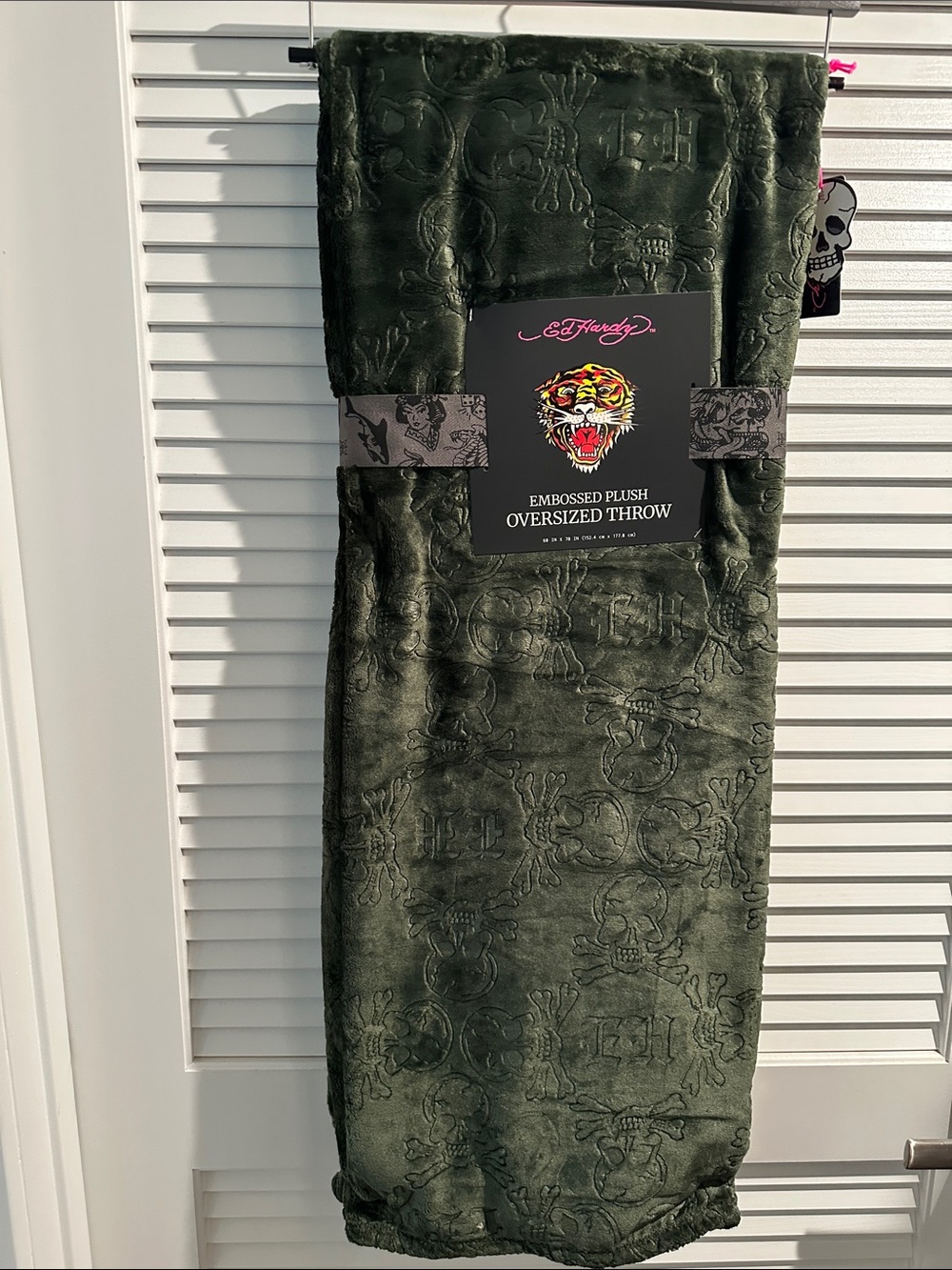 NWT Ed Hardy Moss Green Twin Embossed Plush Blanket. 
Size 60” x 90”.